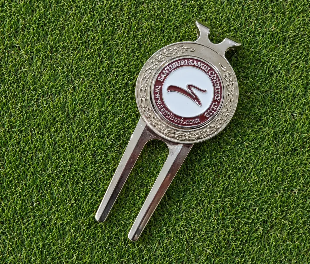 Divot Tool โลหะสีเงินพร้อม Ball Marker โลโก้สนามกอล์ฟ