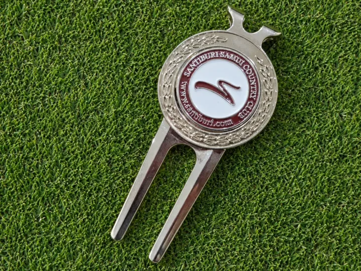 Divot Tool โลหะสีเงินพร้อม Ball Marker โลโก้สนามกอล์ฟ