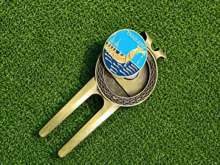 Divot Tool สีทองรมดำพร้อม Ball Marker ถอดได้ลายประเทศไทย